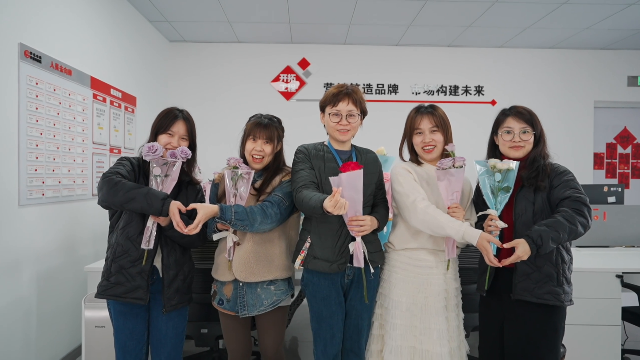 國際勞動婦女節活動“遇見最“蚌”的自己”-送花